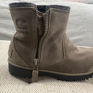 Never worn Sorel waterproof green suede Meadow ankle boot